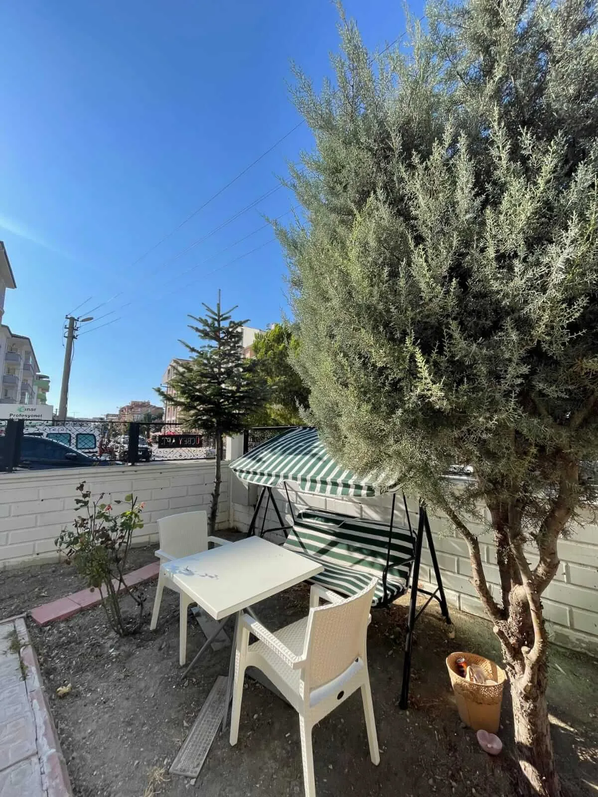 Gorukle kiz apart bahce oturma alani ve salincak