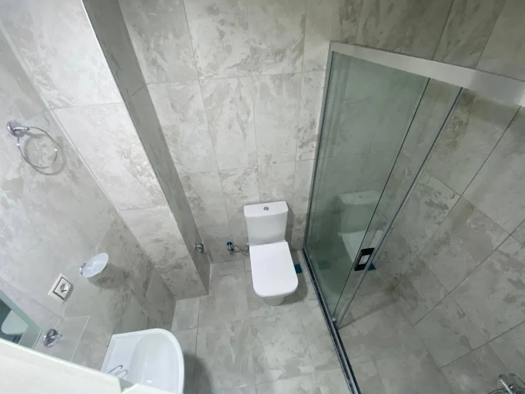 Gorukle kiz apart modern dus kabinli banyo