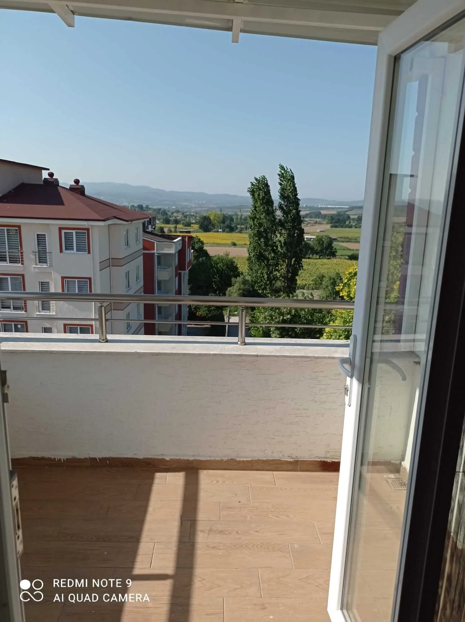 Görükle kız apart balkondan doğa ve tarla manzarası
