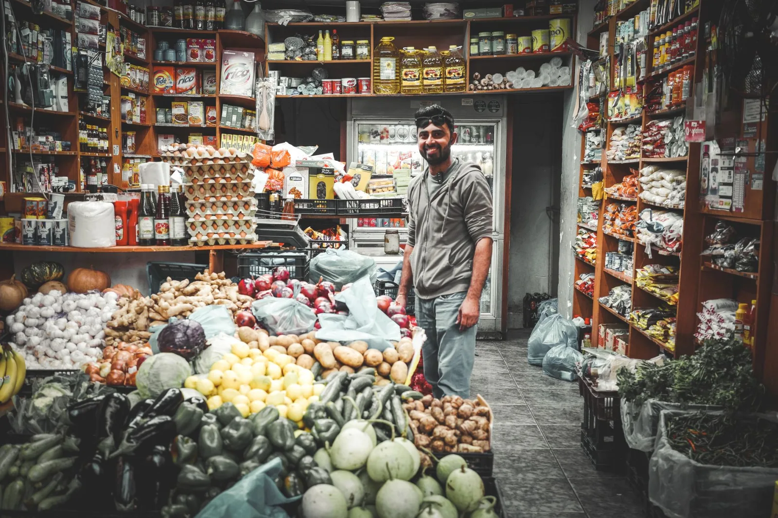 Görükle'de raflarında taze ürünler bulunan bir market