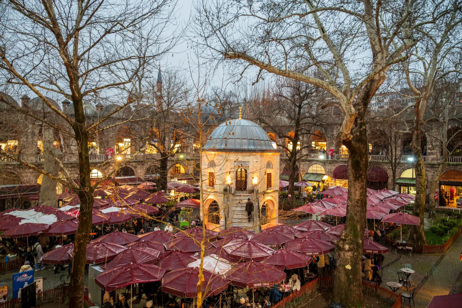 Bursa Koza Han'ın çınar gölgeli avlusunda çay keyfi